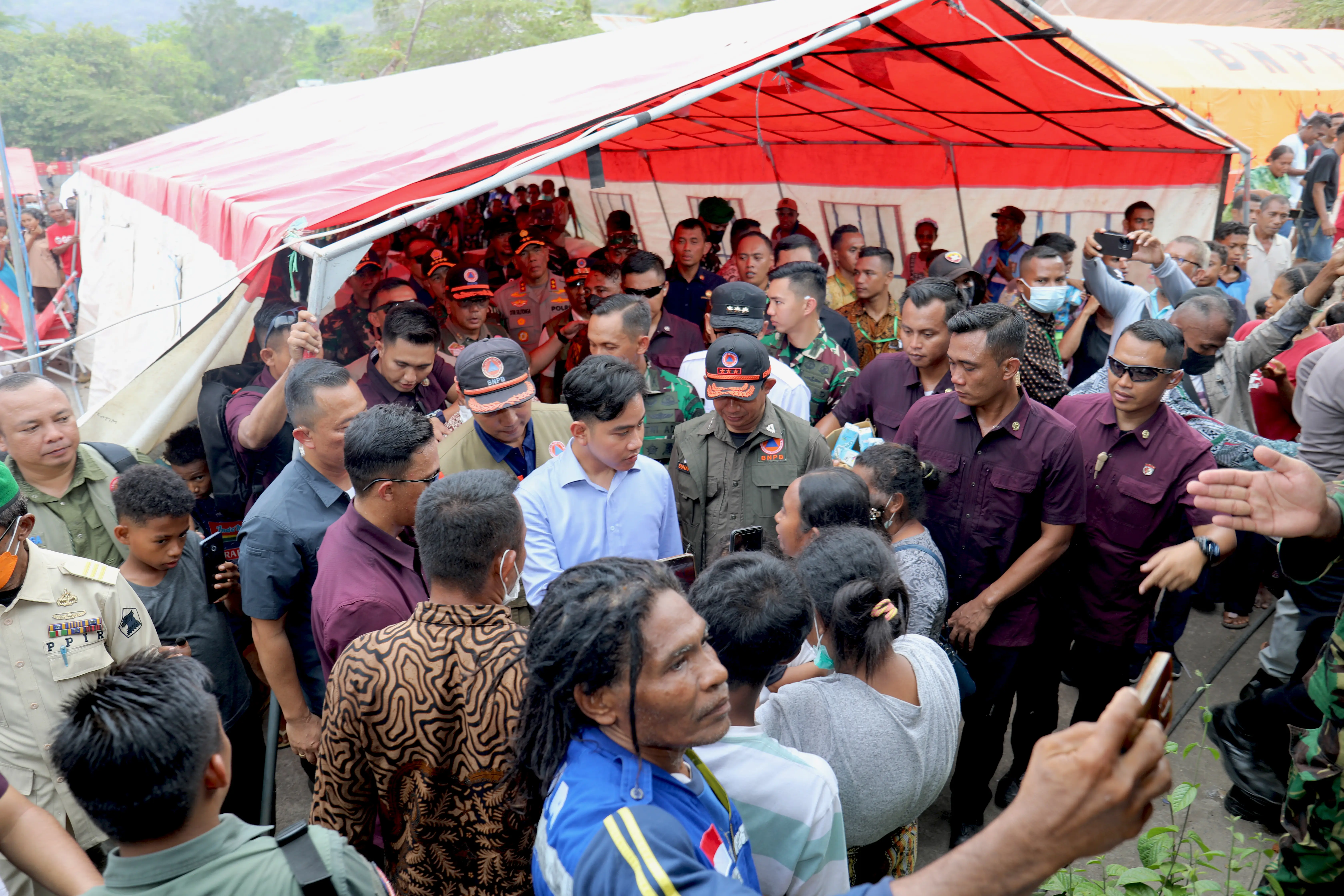 Wakil Presiden Republik Indonesia Gibran Rakabuming saat menyapa dan berdialog langsung dengan warga di pos lapangan  Desa Konga,  Kecamatan Titehena, Kabupaten Flores Timur, Nusa Tenggara Timur, pada Kamis (14/11).